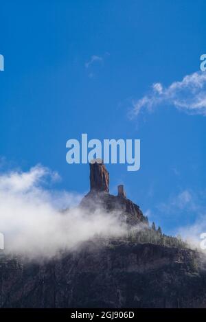 Spanien, Kanarische Inseln, Gran Canaria, Ayacata, Roque Nubio im Nebel Stockfoto