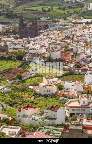 Spanien, Kanarische Inseln, Gran Canaria, Arucas, hohen Winkel Ausblick auf die Stadt und die Kirche Iglesia de San Juan Stockfoto