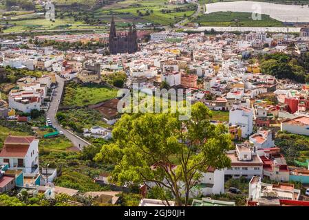 Spanien, Kanarische Inseln, Gran Canaria, Arucas, hohen Winkel Ausblick auf die Stadt und die Kirche Iglesia de San Juan Stockfoto
