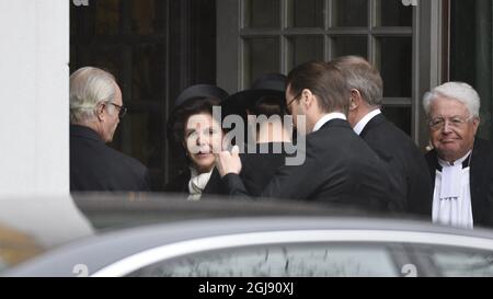 STOCKHOLM 2015-02-04 König Carl Gustaf, Königin Silvia, Kronprinzessin Victoria, Prinz Daniel und Prinz Carl Philip treffen am 4. Februar 2015 zur Beerdigung des schwedischen Industriellen Peter Wallenberg in der Katarina-Kirche in Stockholm, Schweden, ein. Foto: Anders Wiklund / TT kod 10040 Stockfoto