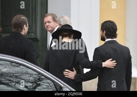 STOCKHOLM 2015-02-04 König Carl Gustaf, Königin Silvia, Kronprinzessin Victoria, Prinz Daniel und Prinz Carl Philip treffen am 4. Februar 2015 zur Beerdigung des schwedischen Industriellen Peter Wallenberg in der Katarina-Kirche in Stockholm, Schweden, ein. Foto: Anders Wiklund / TT kod 10040 Stockfoto