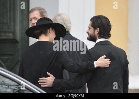 STOCKHOLM 2015-02-04 König Carl Gustaf, Königin Silvia, Kronprinzessin Victoria, Prinz Daniel und Prinz Carl Philip treffen am 4. Februar 2015 zur Beerdigung des schwedischen Industriellen Peter Wallenberg in der Katarina-Kirche in Stockholm, Schweden, ein. Foto: Anders Wiklund / TT kod 10040 Stockfoto
