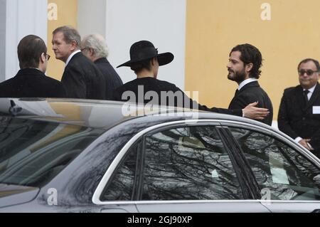 STOCKHOLM 2015-02-04 König Carl Gustaf, Königin Silvia, Kronprinzessin Victoria, Prinz Daniel und Prinz Carl Philip treffen am 4. Februar 2015 zur Beerdigung des schwedischen Industriellen Peter Wallenberg in der Katarina-Kirche in Stockholm, Schweden, ein. Foto: Claudio Bresciani / TT kod 10090 Stockfoto