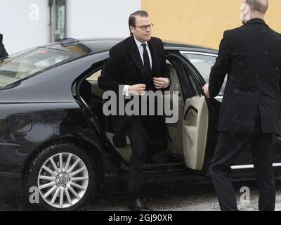 STOCKHOLM 2015-02-04 König Carl Gustaf, Königin Silvia, Kronprinzessin Victoria, Prinz Daniel und Prinz Carl Philip treffen am 4. Februar 2015 zur Beerdigung des schwedischen Industriellen Peter Wallenberg in der Katarina-Kirche in Stockholm, Schweden, ein. Foto: Claudio Bresciani / TT kod 10090 Stockfoto