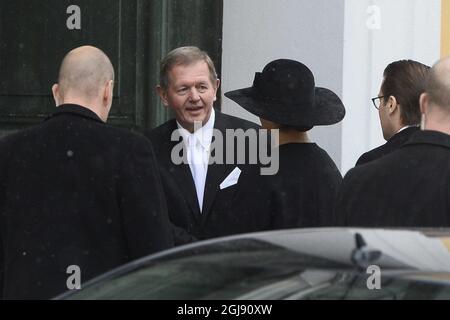 STOCKHOLM 2015-02-04 Marcus Wallenberg empfängt Kronprinzessin Victoria l und Prinz Carl Philip während der Beerdigung des schwedischen Industriellen Peter Wallenberg in der Katarina-Kirche in Stockholm, Schweden, am 4. Februar 2015. Foto: Claudio Bresciani / TT kod 10090 Stockfoto