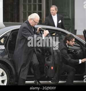 STOCKHOLM 2015-02-04 König Carl Gustaf, Königin Silvia, Kronprinzessin Victoria, Prinz Daniel und Prinz Carl Philip treffen am 4. Februar 2015 zur Beerdigung des schwedischen Industriellen Peter Wallenberg in der Katarina-Kirche in Stockholm, Schweden, ein. Foto: Anders Wiklund / TT kod 10040 Stockfoto