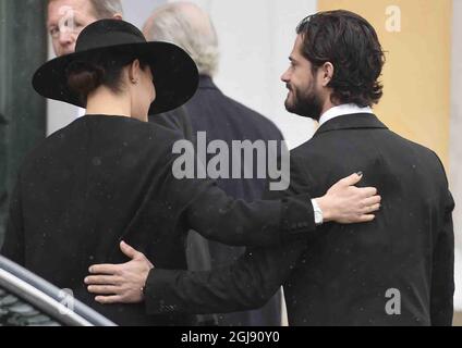 STOCKHOLM 2015-02-04 König Carl Gustaf, Königin Silvia, Kronprinzessin Victoria, Prinz Daniel und Prinz Carl Philip treffen am 4. Februar 2015 zur Beerdigung des schwedischen Industriellen Peter Wallenberg in der Katarina-Kirche in Stockholm, Schweden, ein. Foto: Anders Wiklund / TT kod 10040 Stockfoto