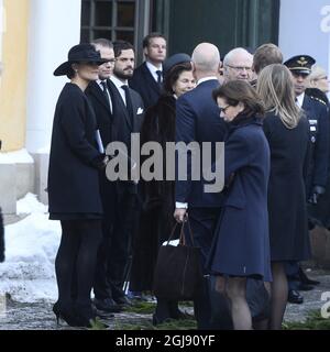 STOCKHOLM 2015-02-04 Kronprinzessin Victoria, Prinz Daniel, Prinz Carl Philip, Königin Silvia und König Carl Gustaf während der Beerdigung des schwedischen Industriellen Peter Wallenberg in der Katarina-Kirche in Stockholm, Schweden, am 4. Februar 2015. Foto: Anders Wiklund / TT kod 10040 Stockfoto
