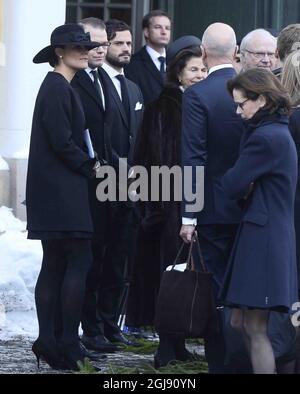 STOCKHOLM 2015-02-04 Kronprinzessin Victoria, Prinz Daniel, Prinz Carl Philip, Königin Silvia und König Carl Gustaf während der Beerdigung des schwedischen Industriellen Peter Wallenberg in der Katarina-Kirche in Stockholm, Schweden, am 4. Februar 2015. Foto: Anders Wiklund / TT kod 10040 Stockfoto