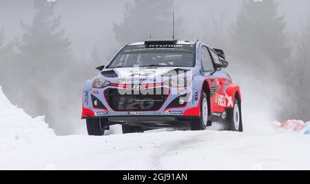 Thierry Neuville/Nicolas Gilsoul aus Belgien fahren ihren Hyundai i20 WR auf SS3 während des zweiten Rally Sweden-Laufs der FIA-Rallye-Weltmeisterschaft in Kirkenaer, Norwegen, 13. Februar 2015. Foto: Micke Fransson / TT Stockfoto