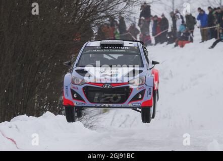 Thierry Neuville/Nicolas Gilsoul aus Belgien fahren ihren Hyundai i20 WRC auf SS6 während der Rallye Schweden zweiten Runde der FIA-Rallye-Weltmeisterschaft in Kirkenaer, Norwegen, am 13. Februar 2015. Foto: Micke Fransson / TT Stockfoto