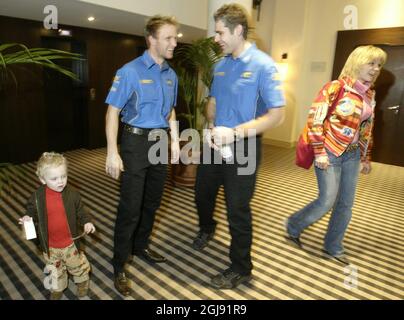 Der norwegische Rallyefahrer Petter Solberg vom Subaru-Team mit Frau Pernilla, Sohn Oliverund dem neuen Subare und dem neuen Subaru-Fahrer StŽphane Sarrazin bei einer Pressekonferenz in Monte Carlo Stockfoto