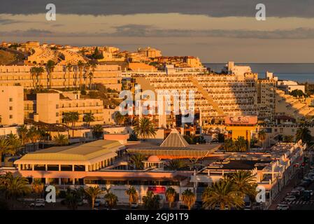 Spanien, Kanarische Inseln, Insel Fuerteventura, Morro Jable, Strand Playa del Matorral, Strandwohnungen und Eigentumswohnungen, Sonnenuntergang Stockfoto