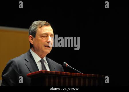 Rom, ITALIEN - 13. April 2011: Der italienische Premierminister Mario Draghi während der Pressekonferenz. Rom, Italien. Stockfoto