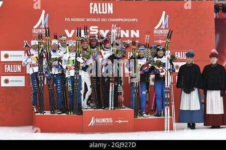 Das Team Schweden, Norwegen und Finnland posieren während der Blumenzeremonie nach der Damen-Langlaufstaffel auf 4x5 km (M) bei den FIS Nordischen Ski-Weltmeisterschaften 2015 in Falun, Schweden, 26. Februar 2015. Foto: Anders Wiklund / TT ** SCHWEDEN AUS ** Stockfoto