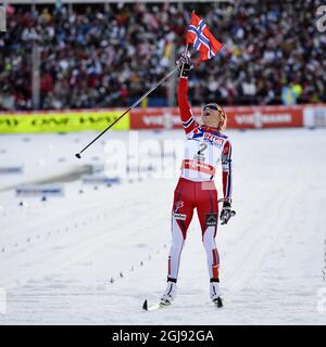 Die norwegische Therese Johaug feiert den Sieg, nachdem sie die Ziellinie des 30 km langen Massenstartevents der Frauen bei den FIS Nordischen Skiweltmeisterschaften in Falun, Schweden, am 28. Februar 2015 überquert hat. Foto: Anders Wiklund / TT / Code 10040 Stockfoto