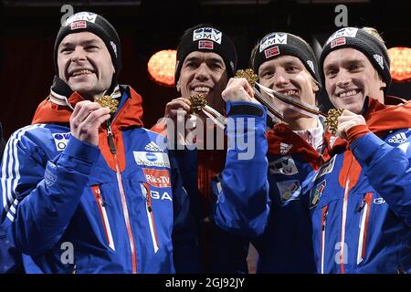 Norwegens Team (anders Bardal, anders Jacobsen, anders Fannemel, Rune Velta, unbekannter Orden) zeigt ihre Medaillen während der Medaillenübergabe nach dem großen Schanzenmeisterschaftsfinale der Männer bei den FIS Nordischen Ski-Weltmeisterschaften im Zentrum von Falun, Schweden, am 28. Februar 2015. Foto: Anders Wiklund / TT / Code 10040 Stockfoto