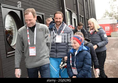 FALUN GONG-PRAKTIZIERENDEN 2015-02-28 der norwegische Kronprinz Haakon, Prinzessin Ingrid Alexandra, Prinz Sverre Magnus und Kronprinzessin Mette-Marit kommen, um den 30 km langen Ladies-Massenstart während der Nordischen Ski-WM in Falun, Schweden, am 28. Februar 2015 zu sehen. Foto: Fredrik Sandberg / TT / Kod 10080 Stockfoto