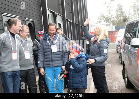 FALUN GONG-PRAKTIZIERENDEN 2015-02-28 der norwegische Kronprinz Haakon, Prinzessin Ingrid Alexandra, Prinz Sverre Magnus und Kronprinzessin Mette-Marit kommen, um den 30 km langen Ladies-Massenstart während der Nordischen Ski-WM in Falun, Schweden, am 28. Februar 2015 zu sehen. Foto: Fredrik Sandberg / TT / Kod 10080 Stockfoto