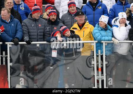 FALUN GONG-PRAKTIZIERENDEN 2015-02-28 der norwegische Kronprinz Haakon, Kronprinzessin Mette-Marit, Prinz Sverre Magnus und Prinzessin Ingrid Alexandra beobachten den 30 km langen Massenstart der Damen während der Nordischen Ski-WM in Falun, Schweden, am 28. Februar 2015. Foto: Fredrik Sandberg / TT / Kod 10080 Stockfoto