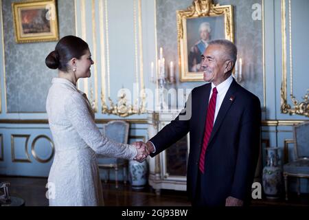 STOCKHOLM 2015-03-09 Kronprinzessin Victoria und der Präsident der Republik Kiribati, S.E. Herr Ant Tong, werden am 9. März 2015 bei einer Audienz im Königlichen Palast von Stockholm, Schweden, zu sehen sein. Foto: Nora Lorek / TT / kod: 11510 Stockfoto