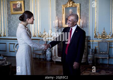 STOCKHOLM 2015-03-09 Kronprinzessin Victoria und der Präsident der Republik Kiribati, S.E. Herr Ant Tong, werden am 9. März 2015 bei einer Audienz im Königlichen Palast von Stockholm, Schweden, zu sehen sein. Foto: Nora Lorek / TT / kod: 11510 Stockfoto