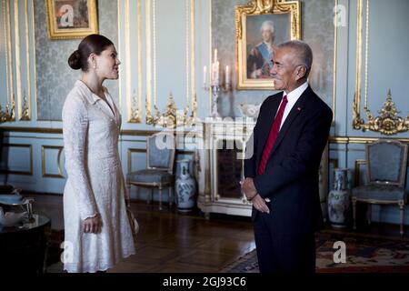 STOCKHOLM 2015-03-09 Kronprinzessin Victoria und der Präsident der Republik Kiribati, S.E. Herr Ant Tong, werden am 9. März 2015 bei einer Audienz im Königlichen Palast von Stockholm, Schweden, zu sehen sein. Foto: Nora Lorek / TT / kod: 11510 Stockfoto