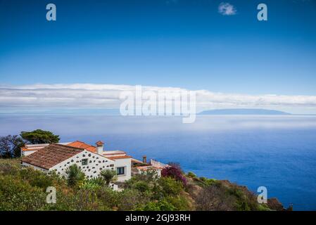 Spanien, Kanarische Inseln, La Palma, Fuencaliente de La Palma, Häuser des Dorfes und Blick auf die Insel La Gomera Stockfoto