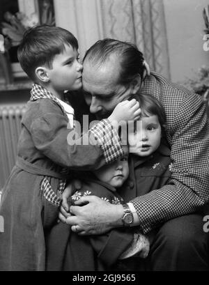 ARKIV 1953. Der italienische Filmregisseur Roberto Rossellini (1906-1977),Ehemann von Ingrid Bergman zusammen mit seinen Kindern Roberto, Ingrid und Isabella. Foto: Lo Hertzman-Ericsson Kod.3001 Scanpix Schweden Stockfoto