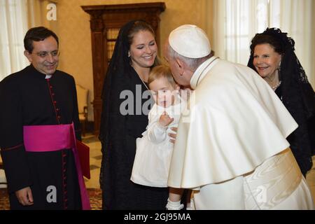 STOCKHOLM 20150427 Papst Franziskus wird bei einer Audienz im Vatikan, Italien, am 27. April 2015 bei einer Audienz von Prinzessin Madeleine und Königin Silvia beim Küssen der Prinzessin Leonora von Schweden gesehen. Foto: Henrik Montgomery / TT / kod:10060 Stockfoto