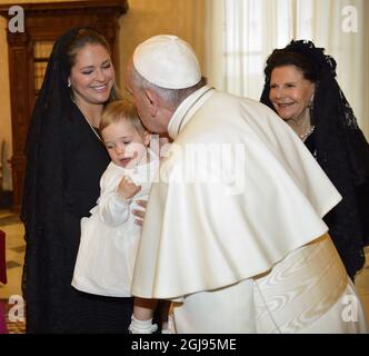 STOCKHOLM 20150427 Papst Franziskus wird bei einer Audienz im Vatikan, Italien, am 27. April 2015 bei einer Audienz von Prinzessin Madeleine und Königin Silvia beim Küssen der Prinzessin Leonora von Schweden gesehen. Foto: Henrik Montgomery / TT / kod:10060 Stockfoto