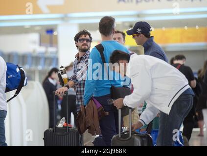 EXKLUSIV IN ATHEN 2015-05-02 Prinz Carl Philip wird mit seinem Freund von der Junggesellenparty am Flughafen in Athen, Griechenland, am 3. Mai 2015, nach Hause gesehen. Prinz Carl Philip und Sofia Hellqvist werden am 13. Juni heiraten. Foto: EXP / TT / kod 7117 ** AUS SCHWEDEN HERAUS ** Stockfoto