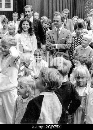 STOCKHOLM 1986-08-18 König Carl Gustaf, Königin Silvia und Prinz Carl Philip am ersten Tag der Fürsten in der Smedlatts-Schule in Stockholm, Schweden, am 18. August, von neuen Klassenkameraden umgeben. 1986. Prinzessin Madeleine in der linken unteren Ecke Foto: Anders Holmstrom / SVP / TT / Kod: 50100 Stockfoto