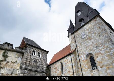 Eingangstor und Turm der Katharinenkirche des mittelalterlichen Schlosses Bentheim in Bad Bentheim, Deutschland Stockfoto