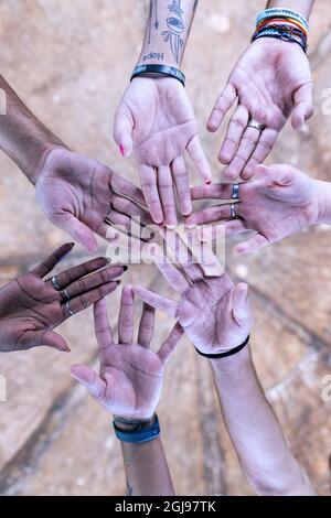 Draufsicht auf junge Menschen, die ihre Hände zusammenfalten Stockfoto