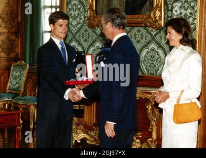 STOCKHOLM 1997-05-13 Prinz Carl Philip erhält die Seraphim-Medaille von König Carl Gustaf und Königin Silvia anlässlich der Feierlichkeiten zum 18. Geburtstag von PrinceÃ‚Â´s im Königspalast in Stockholm, Schweden, 13. Mai 1997 Foto: Pawel Flato / SVD / TT / Kod: 11014 Stockfoto