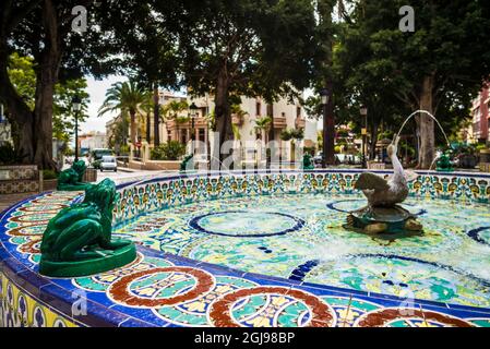 Spanien, Kanarische Inseln, Teneriffa, Santa Cruz de Tenerife, Plaza 25 de Julio, Anfang des 20. Jahrhunderts Park mit Bänken in den antiken Werbung abgedeckt Stockfoto