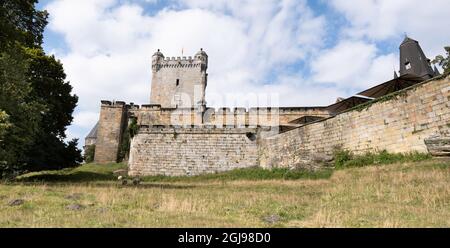 Mauer um das Schloss Bentheim aus Sandstein, ein frühmittelalterliches Hügelschloss in Bad Bentheim im niedersächsischen Bundesland. Weidende Schafe Stockfoto