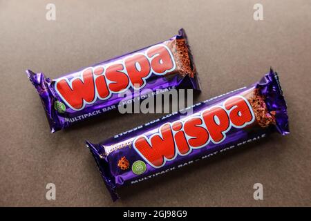 Whispa-Schokoriegel, die in Multipacks verkauft werden, sind in der Größe geschrumpft. Hersteller Cadbury ein Teil von Mondelez sagt, dass er die Kalerien reduzieren soll. Die Bars zeigen Stockfoto