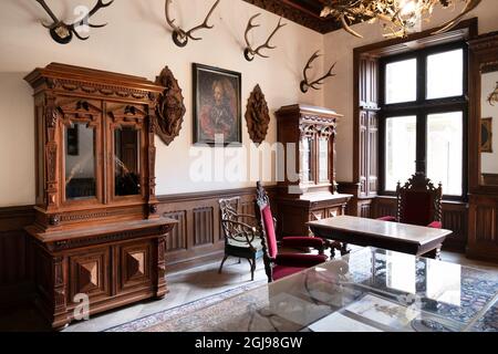Altes Interieur des Schlosses Bentheim aus dem 11. Jahrhundert in Bad Bentheim mit altem, antikem Holzschreibtisch und Schränken und Geweih an der Wand Stockfoto