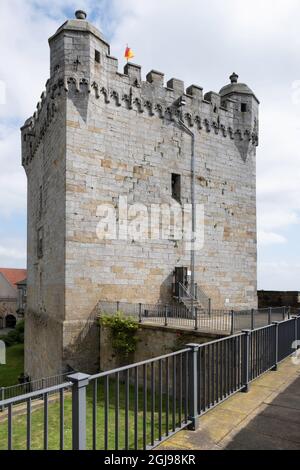 Pulverturm der mittelalterlichen Bentheimer Hügelburg in Bad Bentheim in Niedersachsen, Deutschland, mit links der Mauer des Eingangstors Stockfoto