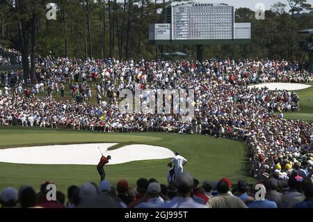 Tiger Woods trifft seinen Annäherungs-Schuss auf das zweite Grün. Stockfoto