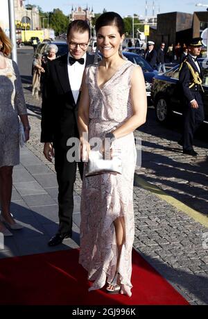 STOCKHOLM 2015-06-09 Kronprinzessin Victoria und Prinz Daniel treffen am 9. Juni 2015 zum Empfang der Polar Music Awardwinners im Grand Hotel in Stockholm, Schweden, ein. Crown Princess wählte große Ohrringe von Oscar de la Renta. Und kleiden Sie 'Deborah' aus dem Haus der Dagmar, schwedisches Design. Kupplungsbeutel von Anya Hindmarch. Foto Patrik C Osterberg / TT / kod 4571 Stockfoto