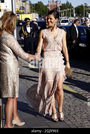 STOCKHOLM 2015-06-09 Kronprinzessin Victoria und Prinz Daniel treffen am 9. Juni 2015 zum Empfang der Polar Music Awardwinners im Grand Hotel in Stockholm, Schweden, ein. Crown Princess wählte große Ohrringe von Oscar de la Renta. Und kleiden Sie 'Deborah' aus dem Haus der Dagmar, schwedisches Design. Kupplungsbeutel von Anya Hindmarch. Foto Patrik C Osterberg / TT / kod 4571 ** BETALBILD ** Stockfoto