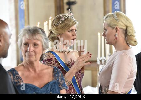 STOCKHOLM 20150613 Königin Maxima der Niederlande und Kronprinzessin Mette-Marit von Norwegen beim Abendessen nach der Hochzeit von Prinz Carl Philip und Sofia Hellqvist in der Königlichen Kapelle in Stockholm, Schweden, am 13. Juni 2015. Foto Jonas Ekströmer / TT kod 10030 Stockfoto