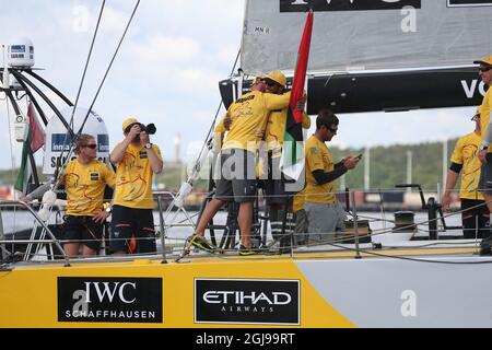 Gesamtsieger Abu Dhabi Ocean Racing Team mit dem britisch Ian Walker, 3. Links, feiert am 22. Juni die Ziellinie in Göteborg in Schweden. 2015, nach der neunten und letzten Etappe des Volvo Ocean Race von French Lorient nach Schwedenburg. Foto: Bjorn Larsson Rosvall / TT / Code 9200 Stockfoto