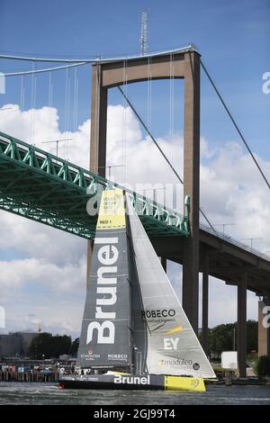 KORREKTUR POSITION DES BOOTES KORRIGIEREN die Yacht des Teams Brunel ist auf dem Weg zur Brücke von Alvsborgs, nachdem sie am 22. Juni die Ziellinie in Göteborg in Schweden überquert hat. 2015, während der neunten Etappe des Volvo Ocean Race von French Lorient nach Swedish Göteborg. Das Team Brunel gewann als zweiter die 9. Etappe des prestigeträchtigen neunmonatigen Segelrennens. Foto: Bjorn Larsson Rosvall / TT / Code 9200 Stockfoto