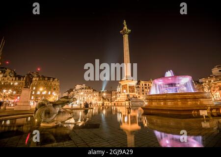Trafalgar Square, London, England bei Nacht. Stockfoto
