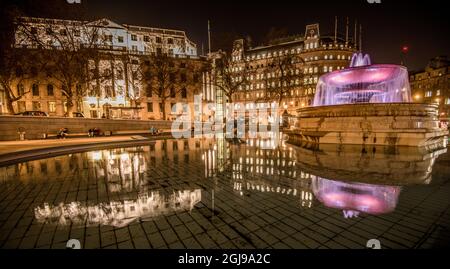 Trafalgar Square, London, England bei Nacht. Stockfoto
