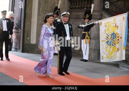 EXKLUSIV - König Carl Gustaf und Königin Silvia kommen zur Hochzeit von Prinz Carl Philip und Sofia Hellqvist in der Königlichen Kapelle in Stockholm, Schweden. Stockfoto